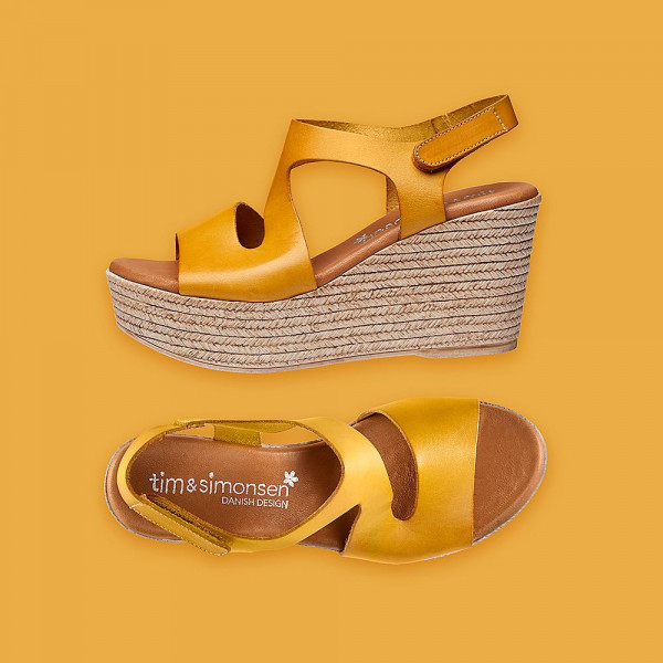 fritlagt produktfoto af sko med gul baggrund